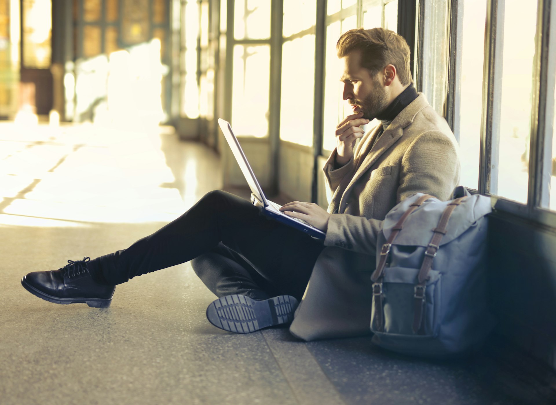 business man che usa esim dati The big town per navigare all'estero con pachetto prepagato